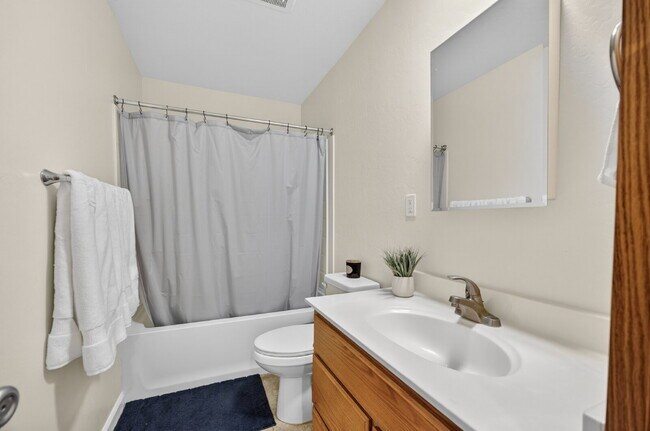 Building Photo - Remodeled 2-Bedroom Gem Near Sac City College