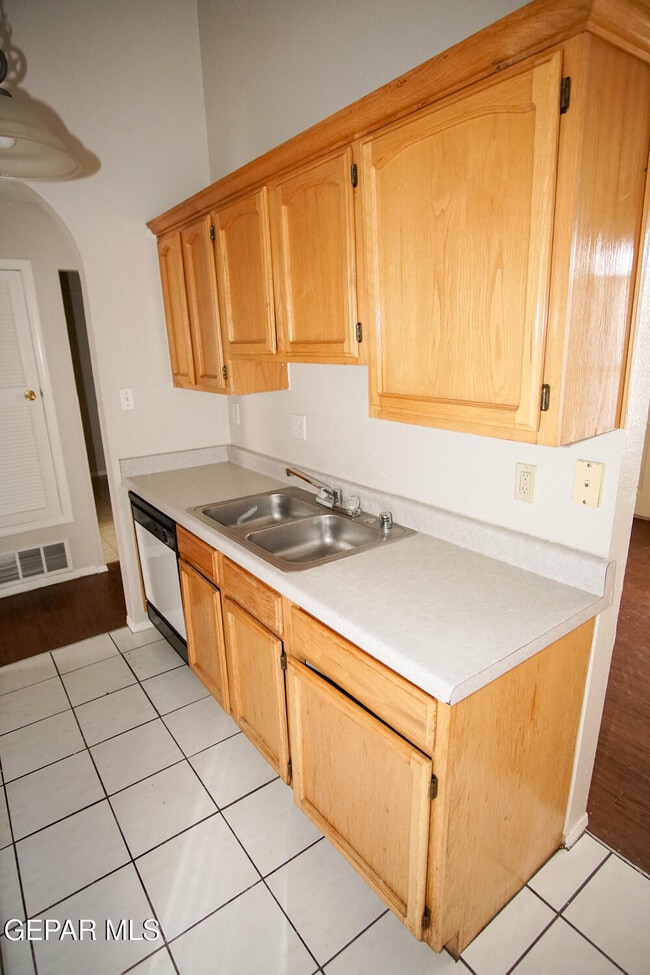 Building Photo - 10957 Chippendale Ave