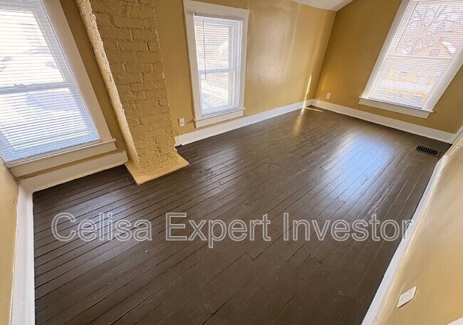 Building Photo - 3420 Plaza Dr