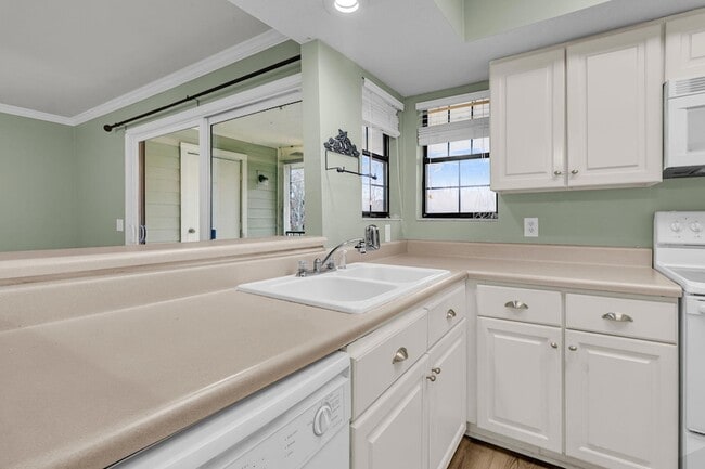 Building Photo - 1850 Montclair Dr