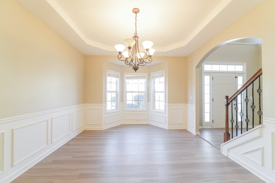 Building Photo - 5432 The Vyne Ave