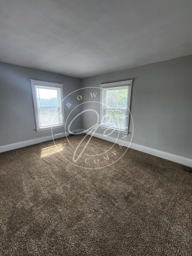 Building Photo - 2 bed 2 story townhouse! Individual baseme...