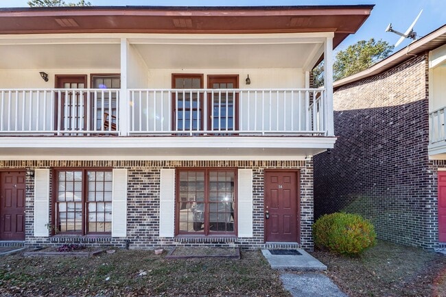 Building Photo - 2 Bedroom, 1.5 Bathroom Townhome - Summerville