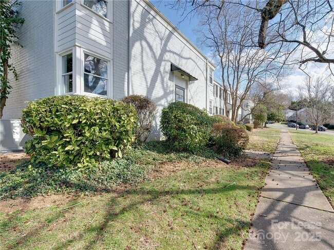 Building Photo - 220 Wakefield Dr