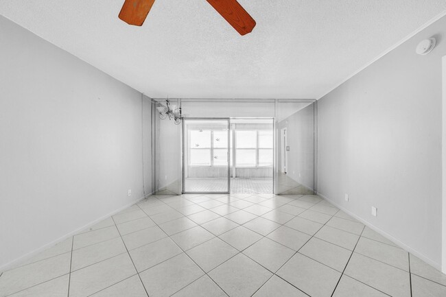 Building Photo - 1035 Country Club Dr