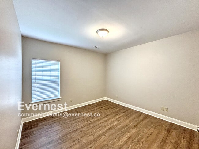Building Photo - 3-Bedroom, 2-Bathroom Home in a Convenient...
