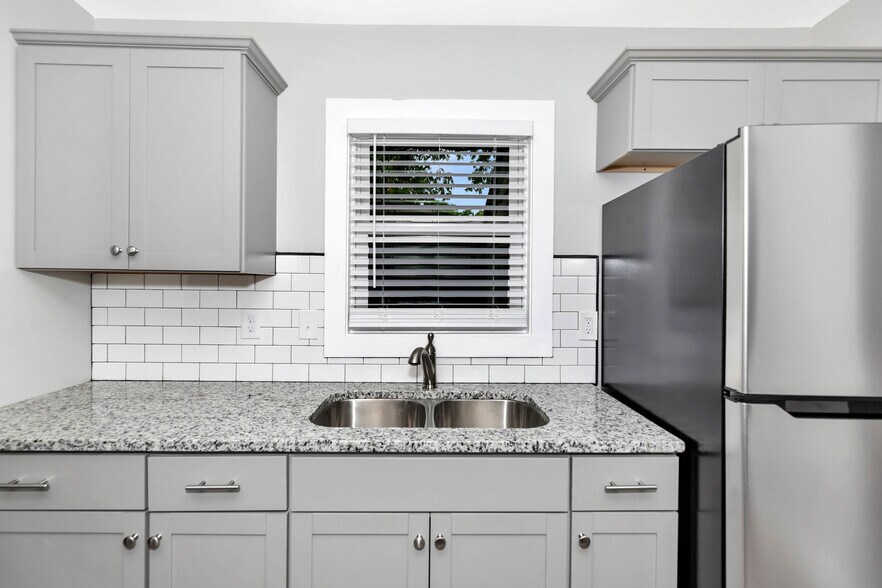 Building Photo - 3506 Oleander Rd SW