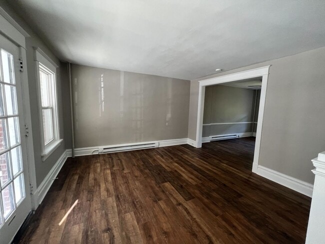 Building Photo - 2 Bedroom 1 bathroom Renovated town home!