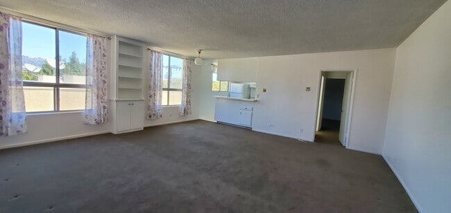 Building Photo - 252 S Reeves Dr