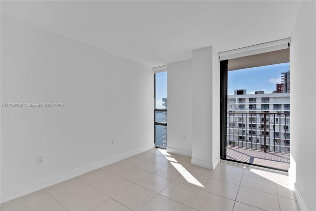 Building Photo - 1450 Brickell Bay Dr