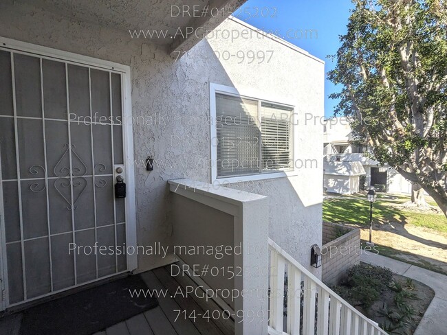 Building Photo - Upstairs 2 Bedroom / 2 Bathroom Condo in t...