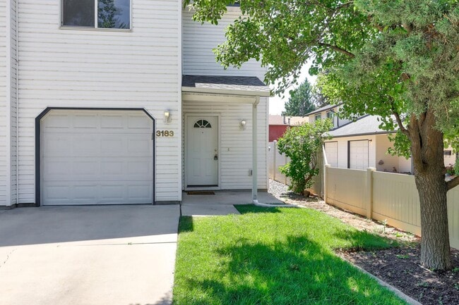 Building Photo - Spacious 3 Bed, 2.5 Bath Home with Garage ...
