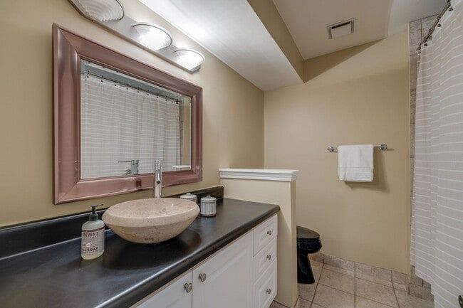 Building Photo - FULLY FURNISHED 2 BED 2 BATH TOWNHOME IN GREENHILLS $2250 PER MONTH.