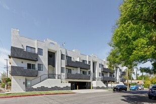 Building Photo - Gorgeous 2 Bed/2 bath apartment in excellent Sherman Oaks area!