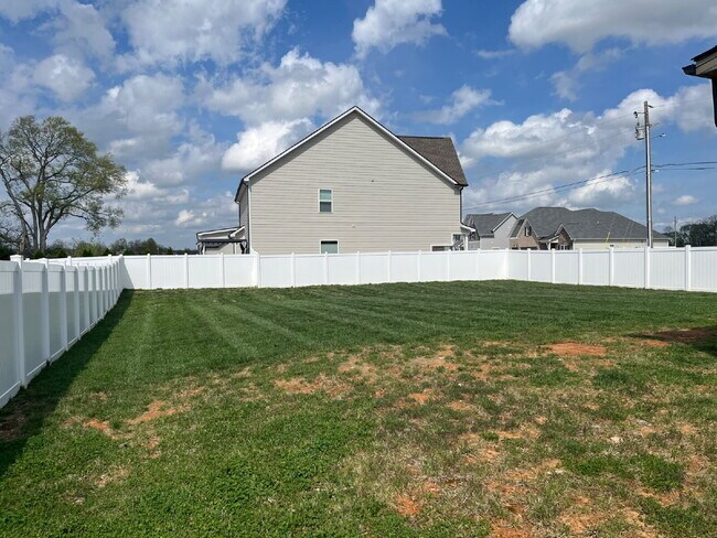 Building Photo - "Spacious 4-Bedroom Retreat with 3.5 Baths in Charming Mt. Juliet!"