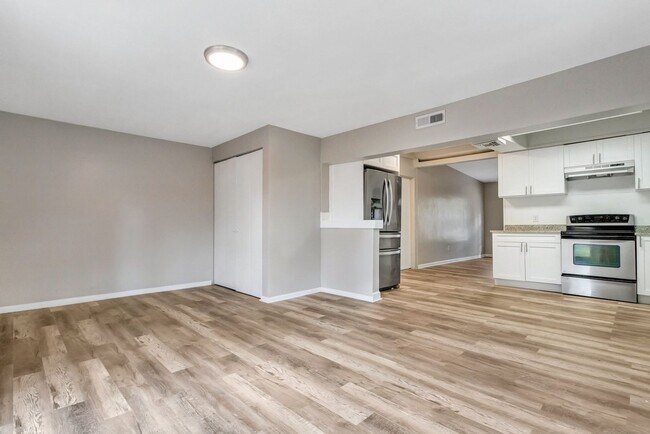 Building Photo - Large 3bdrm/2bath Home with garage & carpo...