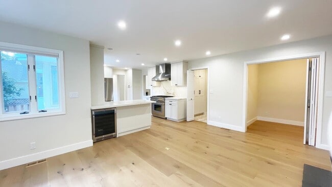 Building Photo - 1911 Easton Dr