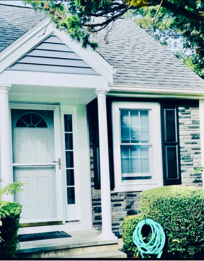 Building Photo - 94 Country Club Dr