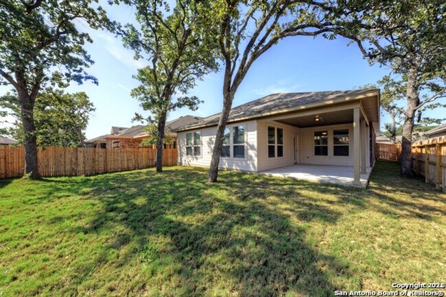 Building Photo - 3 Bed 2.5 Bath