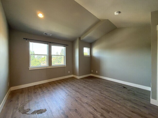 Building Photo - 13214 NE Glisan St