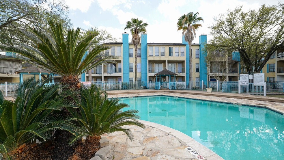 Building Photo - La Esencia Apartments