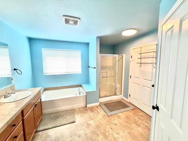Building Photo - Spacious 5bed/2.5bath W/Bonus Room
