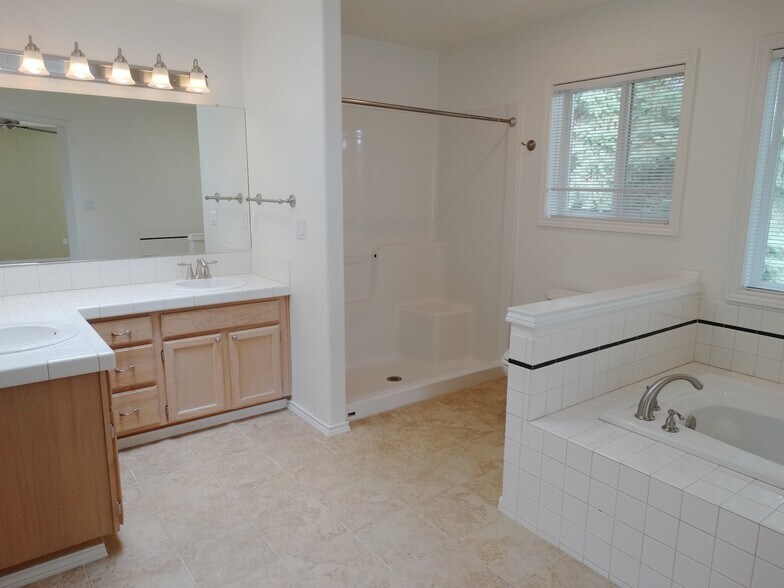 Building Photo - 16655 SW Springwater Ct