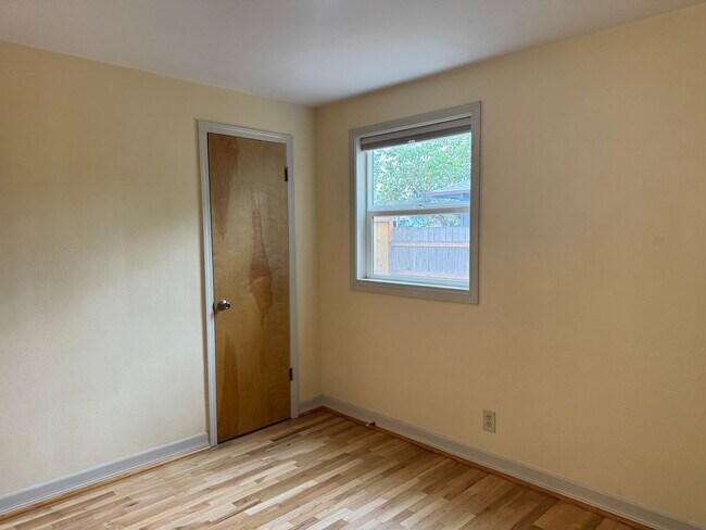 Building Photo - 4 bedroom 2 bathroom home in a great neighborhood!