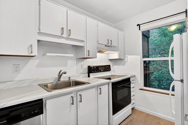 Building Photo - Updated 1BD/1BA Condo in Portland’s West Hills w/ Carport & Private Balcony