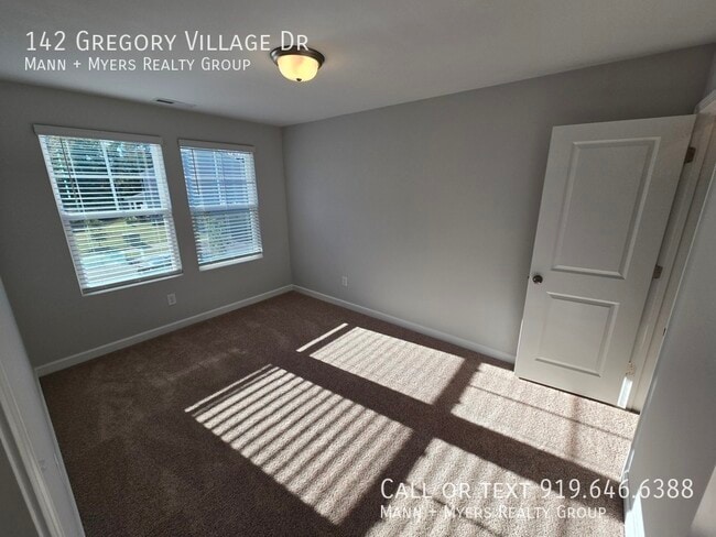 Building Photo - 142 Gregory Vlg Dr