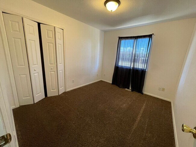 Building Photo - 429 S Oak Creek Dr
