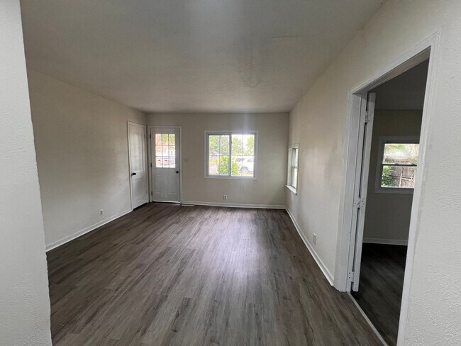 Building Photo - Charming 3 Bedroom 1 Bath For Rent Northeast Wichita, KS