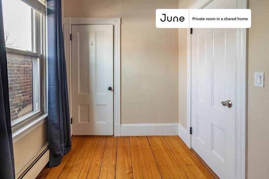 Building Photo - Private bedroom in 4 bed/1 bath Home