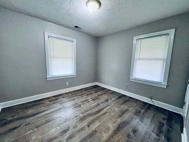 Building Photo - 4417 Sunset Ave