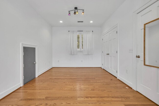 Building Photo - Beautifully maintained and move-in ready 5BR home with a basement