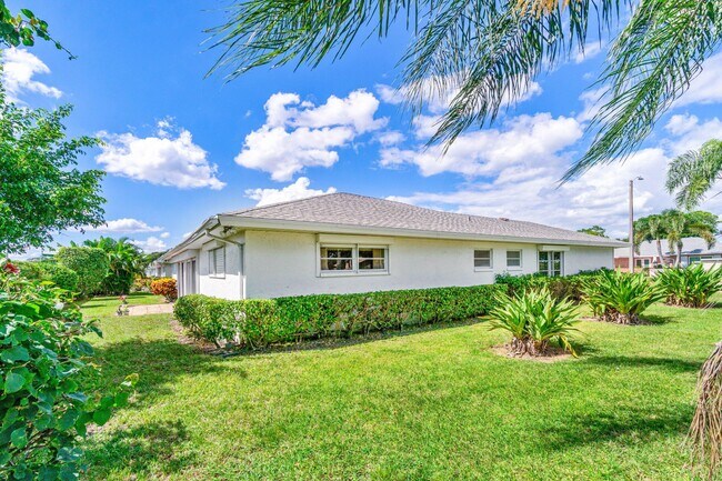 Building Photo - 10990 Greentrail Dr S