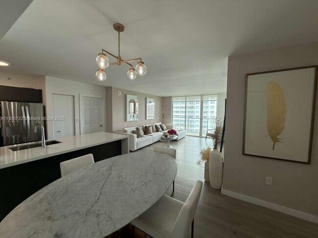 Building Photo - 1155 Brickell Bay Dr