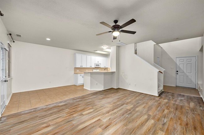 Building Photo - 12475 Saratoga Woods Ln
