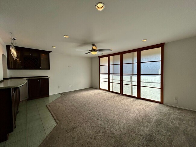Building Photo - Prime 2 Bed, 2 Bath in La Jolla!
