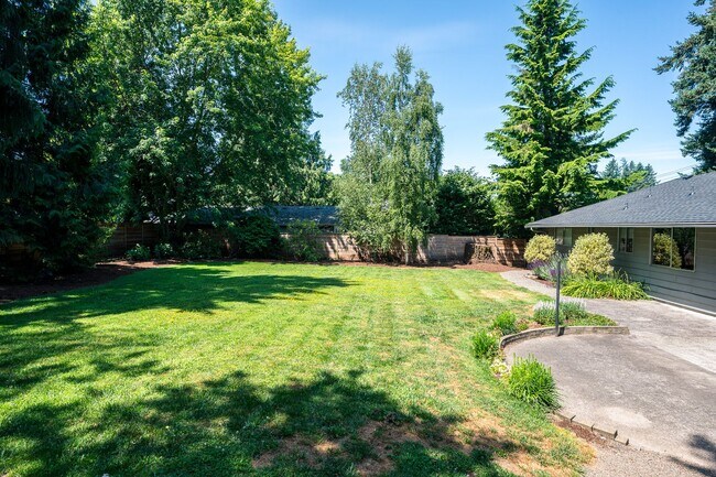 Building Photo - Charming Mid-Century Home in Lake Oswego S...