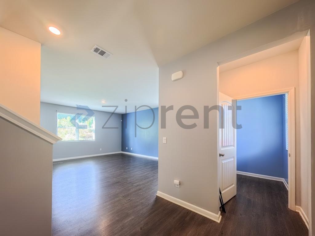 Building Photo - Unit