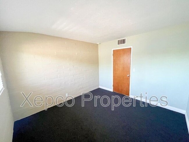 Building Photo - 1680 E Mesquite Ave
