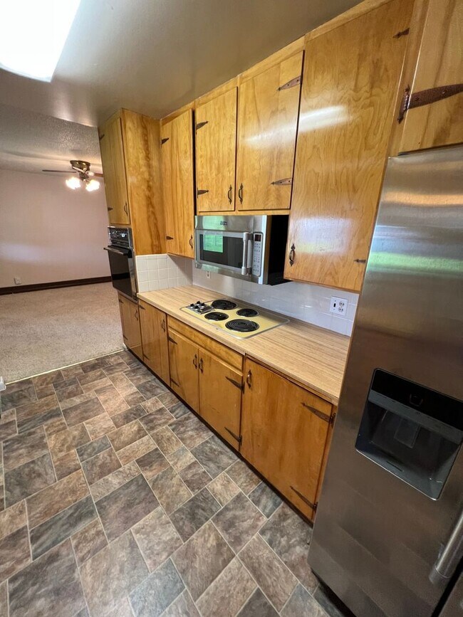 Building Photo - 429 E Pine St