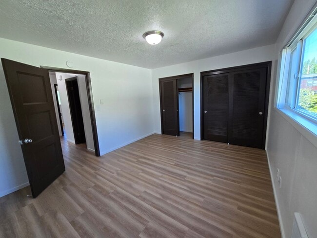 Building Photo - *!*!* Rent Ready Upstairs Pet Friendly 3 B...