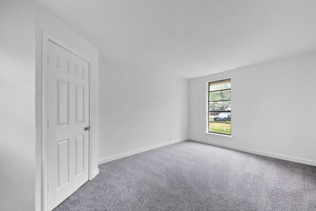 Building Photo - 806 E Emily Ave