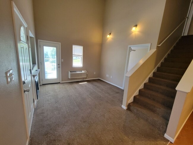 Building Photo - 2 Bedroom/2 Bathroom Townhouse in Fayette!