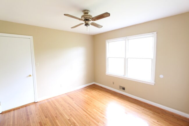 Building Photo - New On The Market!! Will not last long at ...