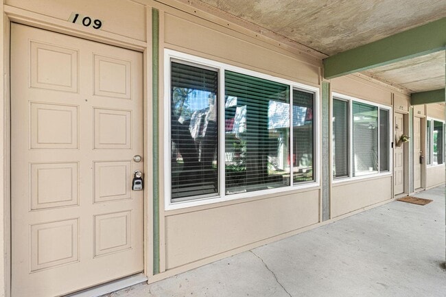 Building Photo - 210 Pelham Rd