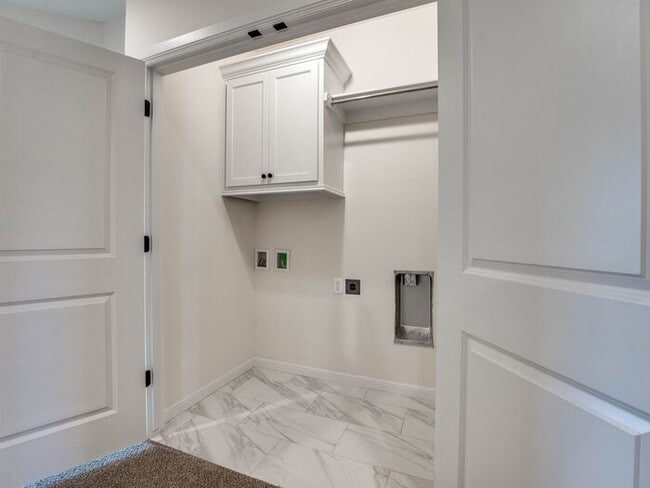 Building Photo - Luxury, Zero Maintenance Living Townhome