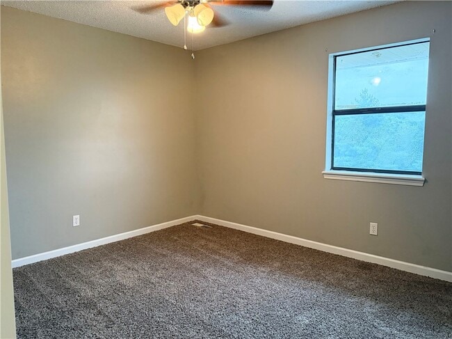 Building Photo - 207 White Oak Dr NE